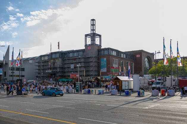 20.06.2026 Kieler Woche 2026 Eindrücke und Szenen vom Eröffnungstag Hauptbahnhof mit Vorplatz Kiel Innenstadt Schleswig Holstein Deutschland *** June 20, 2026 Kiel Week 2026