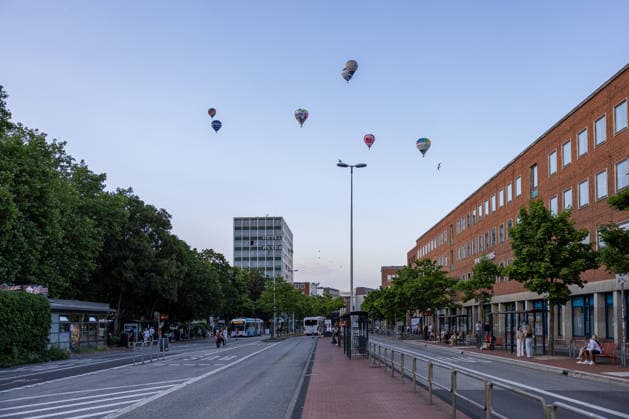 20.06.2026 Kieler Woche 2026 Eindrücke und Szenen vom Eröffnungstag Andreas-Gayk-Straße mit Heißluftballons der Ballon Sail Kiel Innenstadt Schleswig Holstein Deutschland *** June 20, 2026 Kiel Week 2026