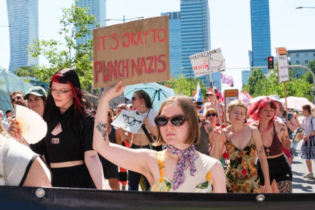 June 20, 2026, Warsaw, Masovian Voivodeship, Poland: A person carries a sign that reads it s okay to punch Nazis during Warsaw s first ever radical Pride parade. Called Equality Parade - Queer Liberation March in Polish, the grassroots march was organized by a collective of radical LGBTQ+ activists as an anti-capitalist alternative to Warsaw s traditional Pride parade, which has recently become dominated by corporate sponsors. Warsaw Poland - ZUMAk204 20260620_zip_k204_001 Copyright: xRomanxKozielx