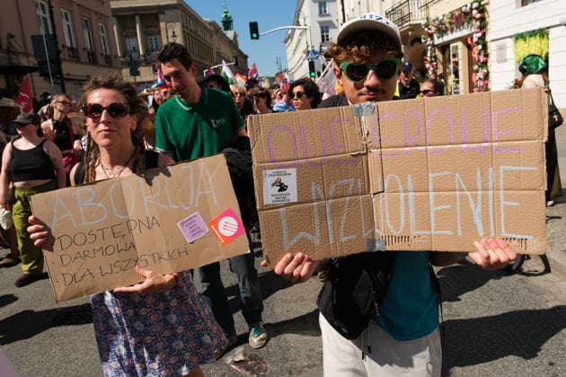 June 20, 2026, Warsaw, Masovian Voivodeship, Poland: People carry signs that read abortion: available, free, and for everyone (left) and queer liberation (right) during Warsaw s first ever radical Pride parade. Called Equality Parade - Queer Liberation March in Polish, the grassroots march was organized by a collective of radical LGBTQ+ activists as an anti-capitalist alternative to Warsaw s traditional Pride parade, which has recently become dominated by corporate sponsors. Warsaw Poland - ZUMAk204 20260620_zip_k204_006 Copyright: xRomanxKozielx