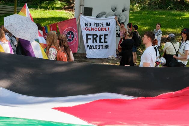 June 20, 2026, Warsaw, Masovian Voivodeship, Poland: People carry a massive Palestinian flag in front of a banner that reads no pride in genocide! Free Palestine during Warsaw s first ever radical Pride parade. Called Equality Parade - Queer Liberation March in Polish, the grassroots march was organized by a collective of radical LGBTQ+ activists as an anti-capitalist alternative to Warsaw s traditional Pride parade, which has recently become dominated by corporate sponsors. Warsaw Poland - ZUMAk204 20260620_zip_k204_023 Copyright: xRomanxKozielx