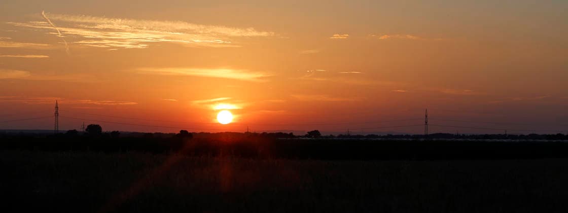 Sonnenuntergang am längsten Tag 20.06.2026 Sommersonnenwende verkürzt die Tage von 16.5 Stunden abwärts hier Sonnenuntergang im flachen Ried Pfungstadt Hessen Deutschland *** Sunset on the longest day, June 20, 2026. The summer solstice shortens the days from 16.5 hours onward. Here, sunset over the flat Ried region in Pfungstadt, Hesse, Germany.,detected_source_language