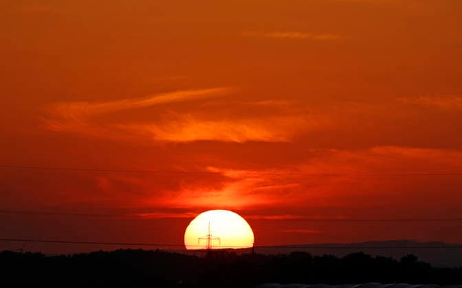 Sonnenuntergang am längsten Tag 20.06.2026 Sommersonnenwende verkürzt die Tage von 16.5 Stunden abwärts hier Sonnenuntergang mit Strommast Pfungstadt Hessen Deutschland *** Sunset on the longest day, June 20, 2026. The summer solstice shortens the days from 16.5 hours onward. Here, sunset with a power pole in Pfungstadt, Hesse, Germany.,detected_source_language
