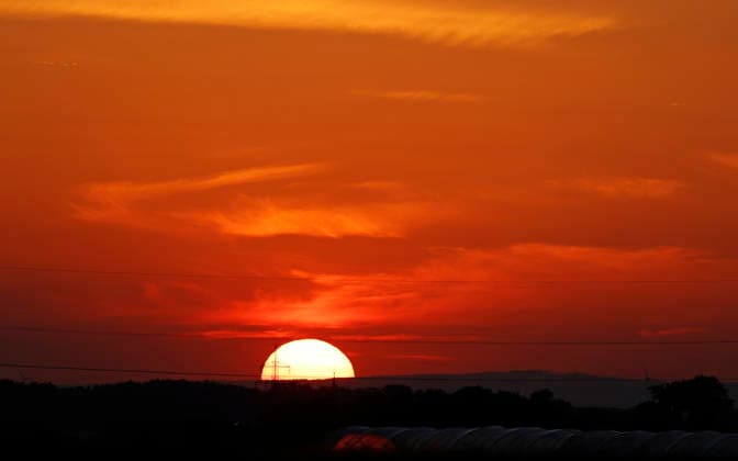 Sonnenuntergang am längsten Tag 20.06.2026 Sommersonnenwende verkürzt die Tage von 16.5 Stunden abwärts hier Sonnenuntergang mit Strommast Pfungstadt Hessen Deutschland *** Sunset on the longest day, June 20, 2026. The summer solstice shortens the days from 16.5 hours onward. Here, sunset with a power pole in Pfungstadt, Hesse, Germany.,detected_source_language