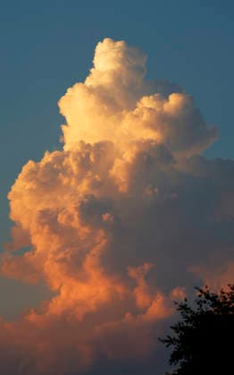 Sonnenuntergang am längsten Tag 20.06.2026 Sommersonnenwende verkürzt die Tage von 16.5 Stunden abwärts hier Wolke seitlich angestrahlt von der untergehenden Sonne Pfungstadt Hessen Deutschland *** Sunset on the longest day, June 20, 2026. The summer solstice shortens the days from 16.5 hours onward. Here, a cloud is illuminated from the side by the setting sun. Pfungstadt, Hesse, Germany,detected_source_language