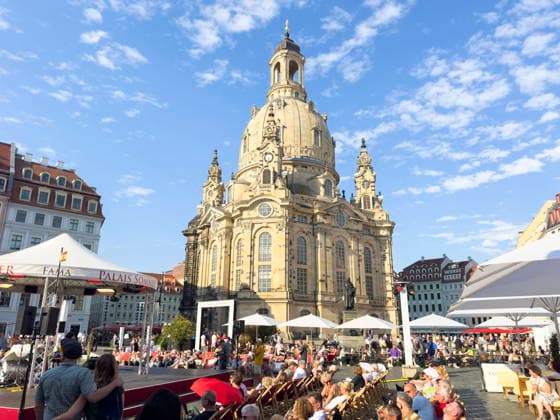 Eröffnungsabend des diesjährigen eintrittsfreien zehnwöchigen Kulturfestivals Palais Sommer auf dem Neumarkt vor der Frauenkirche in Dresden. *** Opening night of this years free, ten-week cultural festival, Palais Sommer, on Neumarkt in front of the Frauenkirche in Dresden,detected_source_language