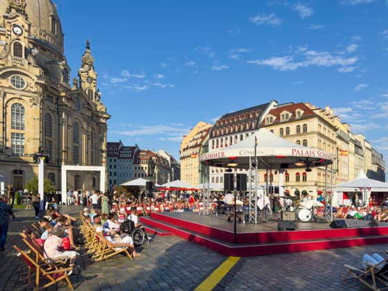 Eröffnungsabend des diesjährigen eintrittsfreien zehnwöchigen Kulturfestivals Palais Sommer auf dem Neumarkt vor der Frauenkirche in Dresden. *** Opening night of this years free, ten-week cultural festival, Palais Sommer, on Neumarkt in front of the Frauenkirche in Dresden,detected_source_language