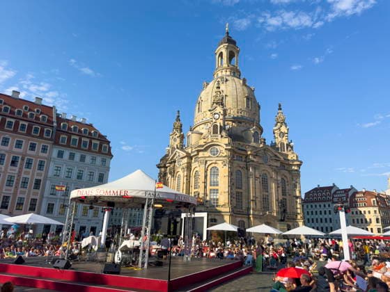 Eröffnungsabend des diesjährigen eintrittsfreien zehnwöchigen Kulturfestivals Palais Sommer auf dem Neumarkt vor der Frauenkirche in Dresden. *** Opening night of this years free, ten-week cultural festival, Palais Sommer, on Neumarkt in front of the Frauenkirche in Dresden,detected_source_language
