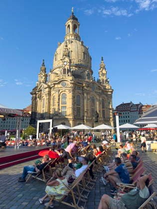 Eröffnungsabend des diesjährigen eintrittsfreien zehnwöchigen Kulturfestivals Palais Sommer auf dem Neumarkt vor der Frauenkirche in Dresden. *** Opening night of this years free, ten-week cultural festival, Palais Sommer, on Neumarkt in front of the Frauenkirche in Dresden,detected_source_language