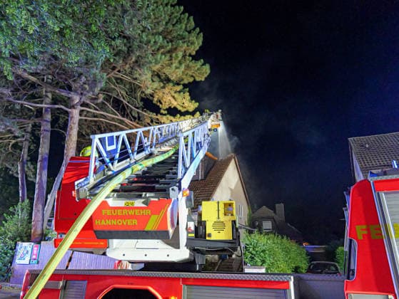 Wohnungsbrand im Bünteweg in Hannover Wohnung steht im Vollbrand. Zwei Drehleitern versuchen das Übergreifen aufs Dach zu verhindern. *** Apartment Fire on Bünteweg in Hanover Copyright: xBerndxGüntherx