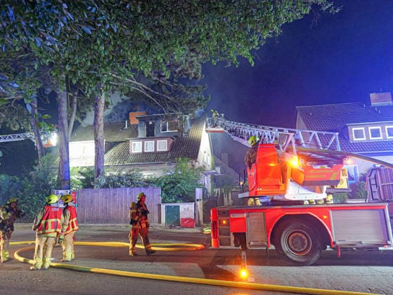 Wohnungsbrand im Bünteweg in Hannover Wohnung steht im Vollbrand. Zwei Drehleitern versuchen das Übergreifen aufs Dach zu verhindern. *** Apartment Fire on Bünteweg in Hanover Copyright: xBerndxGüntherx