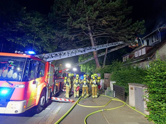 Wohnungsbrand im Bünteweg in Hannover Wohnung steht im Vollbrand. Zwei Drehleitern versuchen das Übergreifen aufs Dach zu verhindern. *** Apartment Fire on Bünteweg in Hanover Copyright: xBerndxGüntherx
