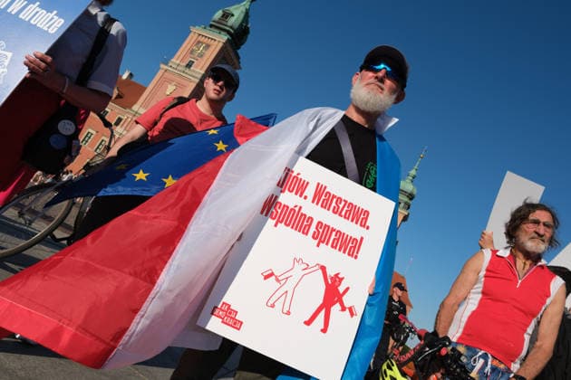 June 20, 2026, Warsaw, Masovian Voivodeship, Poland: A protester holds a placard that reads Kiev, Warsaw: common cause during a demonstration on Warsaw s Castle Square for World Refugee Day. Organized under the slogan open republic, the rally was held in protest against growing xenophobia towards migrants and refugees in Poland, as well as the increasing use of anti-migrant rhetoric by Polish conservatives and far-right politicians. Warsaw Poland - ZUMAk204 20260620_zip_k204_035 Copyright: xRomanxKozielx