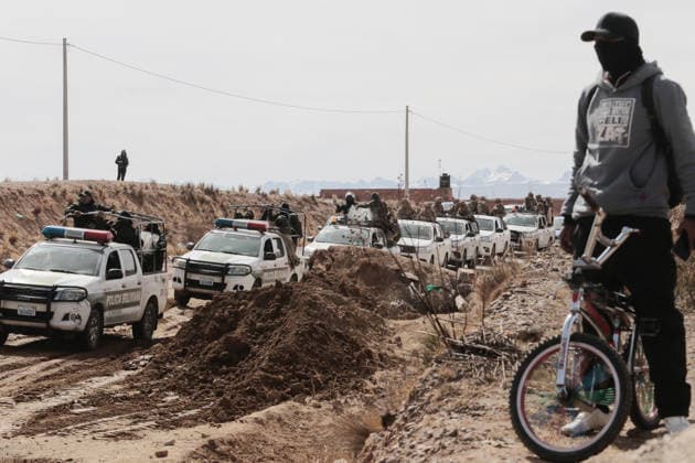 Bolivian president declares state of emergency amid blockade crisis EL ALTO, BOLIVIA - JUNE 20: A police convoy clears one of the main highways after Bolivian President Rodrigo Paz declared a state of emergency following 50 days of blockades, in El Alto, Bolivia, on June 20, 2026. Jorge Mateo Romay Salinas Anadolu La Paz Bolivia. Editorial use only. Please get in touch for any other usage.  Copyright: x2026xAnadoluxJorgexMateoxRomayxSalinasx