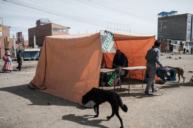 Bolivian president declares state of emergency amid blockade crisis EL ALTO, BOLIVIA - JUNE 20: Two people set up a food stand after a police and military convoy cleared one of the main highways following Bolivian President Rodrigo Paz s declaration of a state of emergency after 50 days of blockades, in El Alto, Bolivia, on June 20, 2026. Jorge Mateo Romay Salinas Anadolu La Paz Bolivia. Editorial use only. Please get in touch for any other usage.  Copyright: x2026xAnadoluxJorgexMateoxRomayxSalinasx