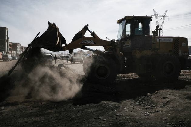 Bolivian president declares state of emergency amid blockade crisis EL ALTO, BOLIVIA - JUNE 20: Police use heavy machinery to remove debris from one of the main highways, after Bolivian President Rodrigo Paz declared a state of emergency following 50 days of blockades, in El Alto, Bolivia, on June 20, 2026. Jorge Mateo Romay Salinas Anadolu La Paz Bolivia. Editorial use only. Please get in touch for any other usage.  Copyright: x2026xAnadoluxJorgexMateoxRomayxSalinasx