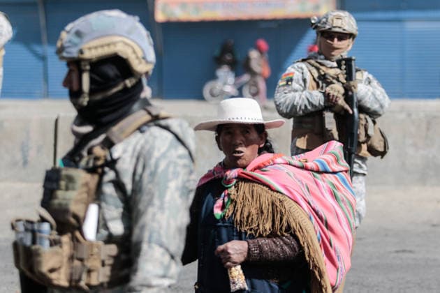 Bolivian president declares state of emergency amid blockade crisis EL ALTO, BOLIVIA - JUNE 20: A woman cross the avenue at one of the points controlled by the military after Bolivian President Rodrigo Paz declared a state of emergency following 50 days of blockades, in El Alto, Bolivia, on June 20, 2026. Jorge Mateo Romay Salinas Anadolu La Paz Bolivia. Editorial use only. Please get in touch for any other usage.  Copyright: x2026xAnadoluxJorgexMateoxRomayxSalinasx