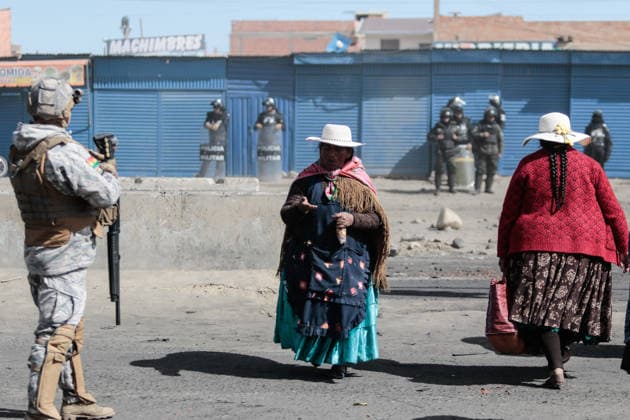 Bolivian president declares state of emergency amid blockade crisis EL ALTO, BOLIVIA - JUNE 20: Two women cross the avenue at one of the points controlled by the military after Bolivian President Rodrigo Paz declared a state of emergency following 50 days of blockades, in El Alto, Bolivia, on June 20, 2026. Jorge Mateo Romay Salinas Anadolu La Paz Bolivia. Editorial use only. Please get in touch for any other usage.  Copyright: x2026xAnadoluxJorgexMateoxRomayxSalinasx