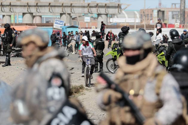 Bolivian president declares state of emergency amid blockade crisis EL ALTO, BOLIVIA - JUNE 20: A young man rides his bicycle through one of the checkpoints controlled by the military after Bolivian President Rodrigo Paz declared a state of emergency following 50 days of blockades, in El Alto, Bolivia, on June 20, 2026. Jorge Mateo Romay Salinas Anadolu La Paz Bolivia. Editorial use only. Please get in touch for any other usage.  Copyright: x2026xAnadoluxJorgexMateoxRomayxSalinasx