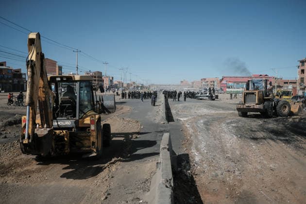 Bolivian president declares state of emergency amid blockade crisis EL ALTO, BOLIVIA - JUNE 20: Police use heavy machinery to remove debris from one of the main highways, after Bolivian President Rodrigo Paz declared a state of emergency following 50 days of blockades, in El Alto, Bolivia, on June 20, 2026. Jorge Mateo Romay Salinas Anadolu La Paz Bolivia. Editorial use only. Please get in touch for any other usage.  Copyright: x2026xAnadoluxJorgexMateoxRomayxSalinasx
