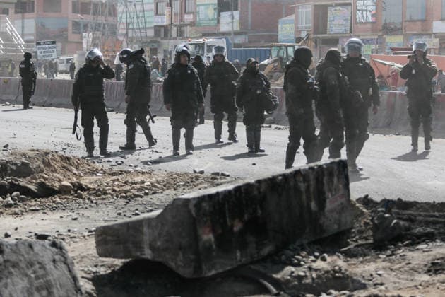 Bolivian president declares state of emergency amid blockade crisis EL ALTO, BOLIVIA - JUNE 20: Police control one of the main highways that was unblocked after Bolivian President Rodrigo Paz declared a state of emergency following 50 days of blockades, in El Alto, Bolivia, on June 20, 2026. Jorge Mateo Romay Salinas Anadolu La Paz Bolivia. Editorial use only. Please get in touch for any other usage.  Copyright: x2026xAnadoluxJorgexMateoxRomayxSalinasx