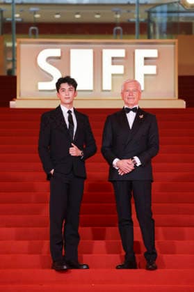 SHANGHAI, CHINA - JUNE 20: Actor Leo Wu Lei (L) arrives at the red carpet of the closing ceremony for the 28th Shanghai International Film Festival on June 20, 2026 in Shanghai, China.  Copyright: xVCGx 111649393032