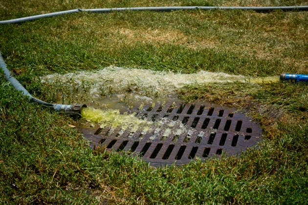 June 20, 2026, Washington Dc, Washington Dc, USA: Algae contaminated from the Reflecting Pool on the National Mall in Washington DC is drained into a sewer as workers rapidly attempt to clean the memorial ahead of the Freedom 250 and July 4th celebrations. June 20, 2026 Washington Dc USA - ZUMAg216 20260620_znp_g216_008 Copyright: xDominicxGwinnx