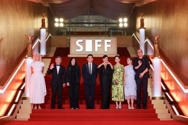 SHANGHAI, CHINA - JUNE 20: Jury members actor Tony Leung Chiu-wai and his wife Carina Lau Kar-ling, producer Dora Bouchoucha Fourati, director Guan Hu, director Aktan Abdykalykov, director-screenwriter Dea Kulumbegashvili, screenwriter Fernanda Valadez and actress Xin Zhilei arrive at the red carpet of the closing ceremony for the 28th Shanghai International Film Festival on June 20, 2026 in Shanghai, China.  Copyright: xVCGx 111649394400