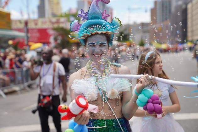 (260621) -- NEW YORK, June 21, 2026 -- People participate in the 2026 Mermaid Parade on the Coney Island in New York, the United States, June 20, 2026. ) U.S.-NEW YORK-MERMAID PARADE ZhangxFengguo 