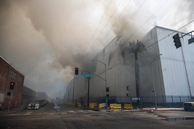 Los Angeles cold storage warehouse fire continues for third day LOS ANGELES, UNITED STATES - JUNE 20: Views of the Burning Lineage warehouse in Boyle Heights, Los Angeles, California, United States, on June 20, 2026. The fire broke out on Thursday at the facility in the Boyle Heights neighborhood near downtown Los Angeles and remained active three days later. Footage showed smoke continuing to rise from the warehouse while firefighting operations and safety measures remained in place around the site. Los Angeles officials have declared a local emergency as efforts to extinguish the fire continue. Jon Putman Anadolu California United States. Editorial use only. Please get in touch for any other usage.  Copyright: x2026xAnadoluxJonxPutmanx