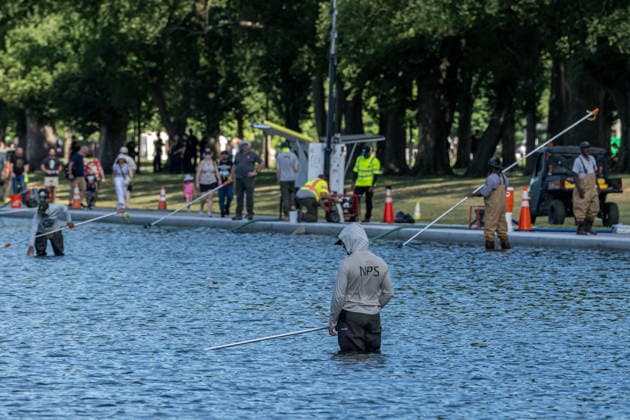 June 20, 2026, Washington, District Of Columbia, United States: Workers remove algae from the Lincoln Memorial Reflecting Pool in Washington, D.C., as crews continue maintenance and water quality efforts at the iconic National Mall landmark. Washington United States - ZUMAk206 20260620_znp_k206_010 Copyright: xMattxKaminskyx