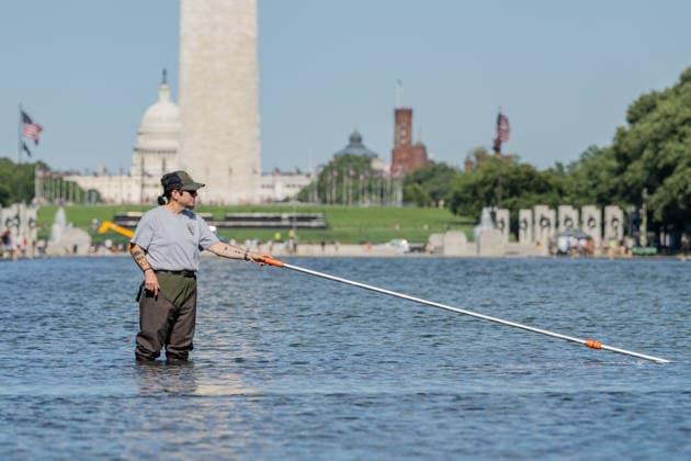June 20, 2026, Washington, District Of Columbia, United States: Workers remove algae from the Lincoln Memorial Reflecting Pool in Washington, D.C., as crews continue maintenance and water quality efforts at the iconic National Mall landmark. Washington United States - ZUMAk206 20260620_znp_k206_011 Copyright: xMattxKaminskyx