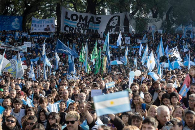 Argentina: March for Cristina Kirchner™s freedom A rally was held in Lezama Park calling for the release of former President Cristina Kirchner. The only speaker at the rally was her son, Maximo Kirchner. After the rally, the demonstrators marched to Cristina™s home, where she came out onto the balcony to greet them, in Buenos Aires, Argentina, on 20 June 2026. The former president is serving a six-year prison sentence in connection with the Vialidad case; she is serving her sentence under house arrest and is fitted with an electronic ankle tag. Buenos Aires Argentina Copyright: xImagoxImages EstebanxOsoriox _52A0408
