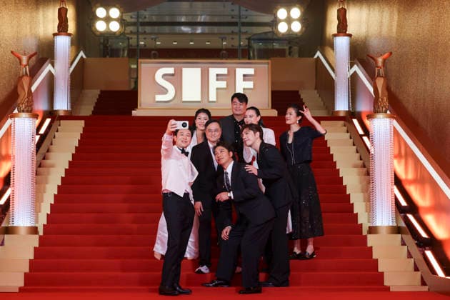 SHANGHAI, CHINA - JUNE 20: Actor Zhang Songwen and actress Isabella Leong arrive at the red carpet of the closing ceremony for the 28th Shanghai International Film Festival on June 20, 2026 in Shanghai, China.  Copyright: xVCGx 111649394378