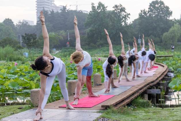 International Day Of Yoga TAIZHOU, CHINA - JUNE 21, 2026 - Yoga enthusiasts are practicing yoga on the walkway of the lotus pond at Tiande Lake in Taizhou City, Jiangsu Province, China on June 21, 2026. Taizhou Jiangsu China  Copyright: xCFOTOx i1782035449370