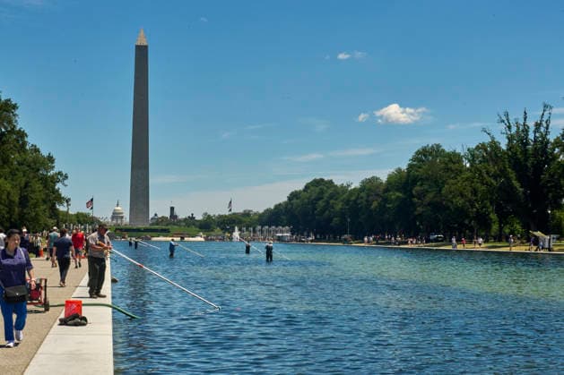 June 20, 2026, Washington, District of Columbia, USA: National Park Service workers attempt to clean rapid algae growth from the Reflecting Pool on the National Mall in Washington D.C. ahead of the Freedom 250 and July 4th celebrations. Washington Dc USA - ZUMAg216 20260620_znp_g216_007 Copyright: xDominicxGwinnx