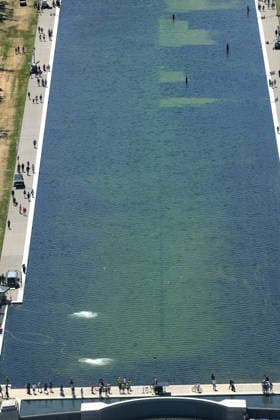 WASHINGTON, D.C. - JUNE 20: Workers clean the Lincoln Memorial Reflecting Pool as algae has bloomed in the pool after the $14 Million Dollar renovation on June 20, 2026 in Washington D.C. Copyright: xmpi34x