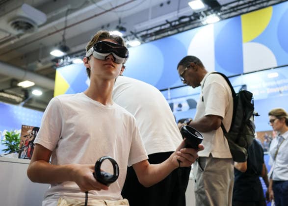 (260621) -- PARIS, June 21, 2026 -- A man experiences a VR device at VivaTech technology startups and innovation fair in Paris, France, June 20, 2026. The fair concluded in Paris on Saturday. ) FRANCE-PARIS-VIVATECH-FAIR WuxHuiwo 