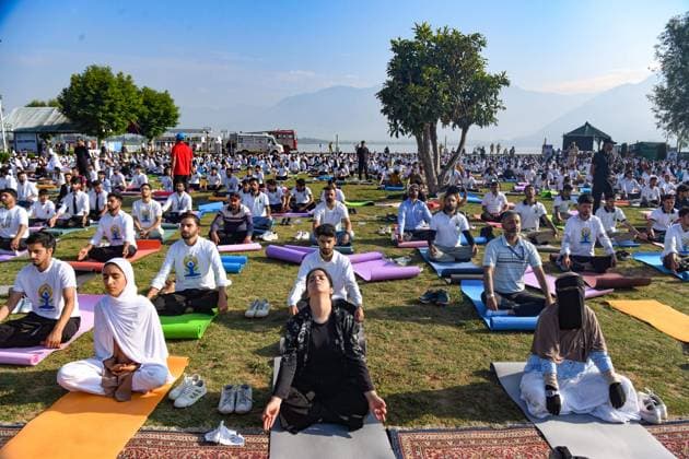 June 21, 2026, India, Jammu And Kashmir, India: People perform yoga on the occasion of International Day of Yoga on the banks of Dal Lake, in Srinagar. India India - ZUMAz120 20260621_zip_z120_001 Copyright: xBasitxZargarx