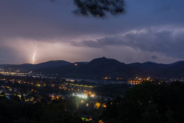 Gewitter und Wetterleuchten über dem Siebengebirge Gewitter- und Starkregenfront über dem Siebengebirge am frühen Morgen: Blick vom Heinrichsblick auf dem Rodderberg in Bonn-Mehlem auf Petersberg, Drachenburg, Drachenfels und Ölberg. Über dem Rheinland sind Blitze und Wetterleuchten zu sehen. Bonn Mehlem Nordrhein-Westfalen Deutschland *** Thunderstorms and lightning over the Siebengebirge Thunderstorms and a heavy rain front over the Siebengebirge early in the morning View from the Heinrichsblick on the Rodderberg in Bonn Mehlem toward Petersberg, Drachenburg, Drachenfels, and Ölberg. Lightning and noctilucent clouds are visible over the Rhineland. Bonn Mehlem, North Rhine-Westphalia, Germany,detected_source_language Copyright: xMarcxJohnx