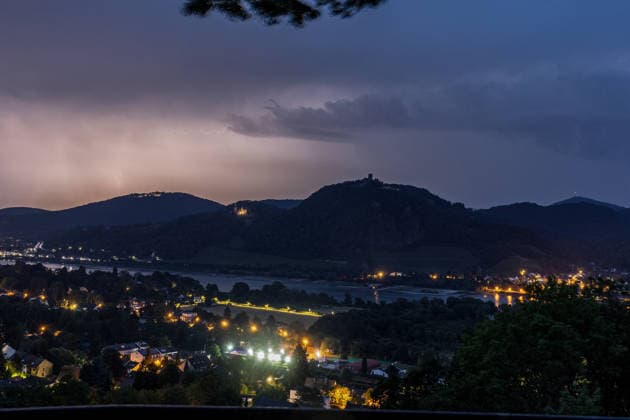 Gewitter und Wetterleuchten über dem Siebengebirge Gewitter- und Starkregenfront über dem Siebengebirge am frühen Morgen: Blick vom Heinrichsblick auf dem Rodderberg in Bonn-Mehlem auf Petersberg, Drachenburg, Drachenfels und Ölberg. Über dem Rheinland sind Blitze und Wetterleuchten zu sehen. Bonn Mehlem Nordrhein-Westfalen Deutschland *** Thunderstorms and lightning over the Siebengebirge Thunderstorms and a heavy rain front over the Siebengebirge early in the morning View from the Heinrichsblick on the Rodderberg in Bonn Mehlem toward Petersberg, Drachenburg, Drachenfels, and Ölberg. Lightning and noctilucent clouds are visible over the Rhineland. Bonn Mehlem, North Rhine-Westphalia, Germany,detected_source_language Copyright: xMarcxJohnx