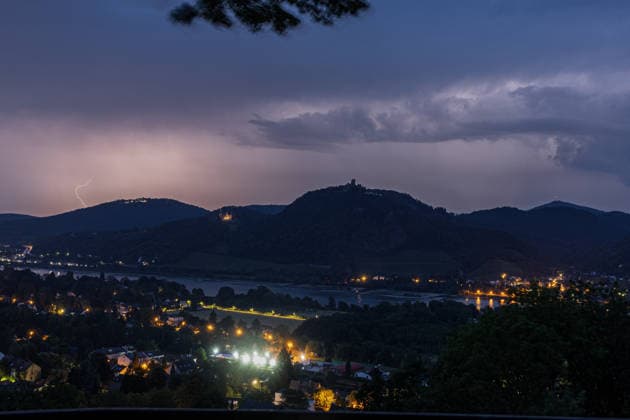Gewitter und Wetterleuchten über dem Siebengebirge Gewitter- und Starkregenfront über dem Siebengebirge am frühen Morgen: Blick vom Heinrichsblick auf dem Rodderberg in Bonn-Mehlem auf Petersberg, Drachenburg, Drachenfels und Ölberg. Über dem Rheinland sind Blitze und Wetterleuchten zu sehen. Bonn Mehlem Nordrhein-Westfalen Deutschland *** Thunderstorms and lightning over the Siebengebirge Thunderstorms and a heavy rain front over the Siebengebirge early in the morning View from the Heinrichsblick on the Rodderberg in Bonn Mehlem toward Petersberg, Drachenburg, Drachenfels, and Ölberg. Lightning and noctilucent clouds are visible over the Rhineland. Bonn Mehlem, North Rhine-Westphalia, Germany,detected_source_language Copyright: xMarcxJohnx