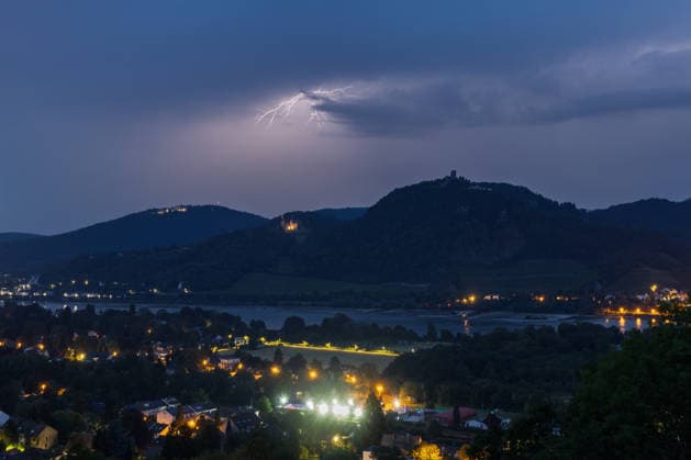 Gewitter und Wetterleuchten über dem Siebengebirge Gewitter- und Starkregenfront über dem Siebengebirge am frühen Morgen: Blick vom Heinrichsblick auf dem Rodderberg in Bonn-Mehlem auf Petersberg, Drachenburg, Drachenfels und Ölberg. Über dem Rheinland sind Blitze und Wetterleuchten zu sehen. Bonn Mehlem Nordrhein-Westfalen Deutschland *** Thunderstorms and lightning over the Siebengebirge Thunderstorms and a heavy rain front over the Siebengebirge early in the morning View from the Heinrichsblick on the Rodderberg in Bonn Mehlem toward Petersberg, Drachenburg, Drachenfels, and Ölberg. Lightning and noctilucent clouds are visible over the Rhineland. Bonn Mehlem, North Rhine-Westphalia, Germany,detected_source_language Copyright: xMarcxJohnx
