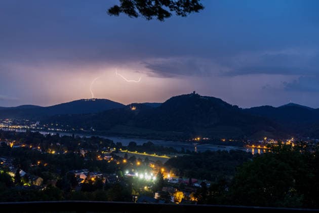 Gewitter und Wetterleuchten über dem Siebengebirge Gewitter- und Starkregenfront über dem Siebengebirge am frühen Morgen: Blick vom Heinrichsblick auf dem Rodderberg in Bonn-Mehlem auf Petersberg, Drachenburg, Drachenfels und Ölberg. Über dem Rheinland sind Blitze und Wetterleuchten zu sehen. Bonn Mehlem Nordrhein-Westfalen Deutschland *** Thunderstorms and lightning over the Siebengebirge Thunderstorms and a heavy rain front over the Siebengebirge early in the morning View from the Heinrichsblick on the Rodderberg in Bonn Mehlem toward Petersberg, Drachenburg, Drachenfels, and Ölberg. Lightning and noctilucent clouds are visible over the Rhineland. Bonn Mehlem, North Rhine-Westphalia, Germany,detected_source_language Copyright: xMarcxJohnx