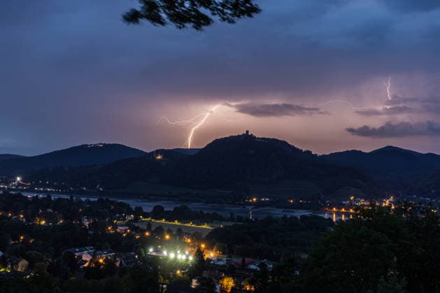 Gewitter und Wetterleuchten über dem Siebengebirge Gewitter- und Starkregenfront über dem Siebengebirge am frühen Morgen: Blick vom Heinrichsblick auf dem Rodderberg in Bonn-Mehlem auf Petersberg, Drachenburg, Drachenfels und Ölberg. Über dem Rheinland sind Blitze und Wetterleuchten zu sehen. Bonn Mehlem Nordrhein-Westfalen Deutschland *** Thunderstorms and lightning over the Siebengebirge Thunderstorms and a heavy rain front over the Siebengebirge early in the morning View from the Heinrichsblick on the Rodderberg in Bonn Mehlem toward Petersberg, Drachenburg, Drachenfels, and Ölberg. Lightning and noctilucent clouds are visible over the Rhineland. Bonn Mehlem, North Rhine-Westphalia, Germany,detected_source_language Copyright: xMarcxJohnx