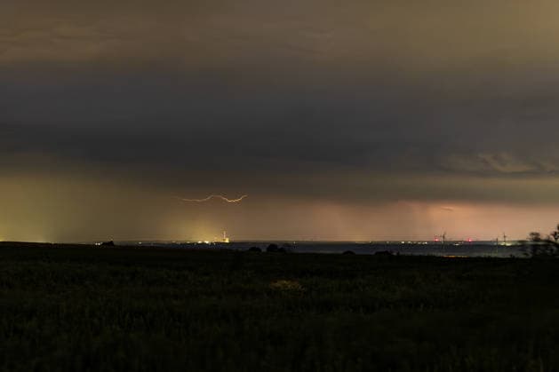 Gewitter am Morgen des 21.06.2026 in NRW Während sich das Gewitter am Morgen des 21.06.2026 über Ense näherte, waren zunächst nur vereinzelte Blitze am Horizont zu beobachten. Mit zunehmender Intensität entwickelte sich die Gewitterzelle zu einem nahezu ununterbrochenen Blitzfeuerwerk, bei dem die Wolken im Sekundentakt von zahlreichen Entladungen erhellt wurden. *** Thunderstorm on the morning of June 21, 2026, in North Rhine-Westphalia As the thunderstorm approached Ense on the morning of June 21, 2026, only isolated flashes of lightning were initially visible on the horizon. As the intensity increased, the thunderstorm cell developed into an almost continuous display of lightning, with the clouds illuminated by numerous discharges e Copyright: xx xChantalxAndersx