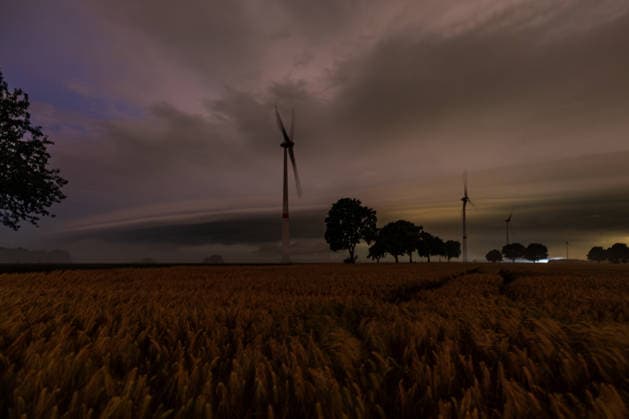 Gewitter am Morgen des 21.06.2026 in NRW Am Morgen des 21.06.2026 zog eine markante Shelfcloud über Ense hinweg. Die eindrucksvolle Böenfront kündigte das herannahende Gewitter bereits aus großer Entfernung an und zeigte sich mit einer ausgeprägten Wolkenstruktur, begleitet von einzelnen Blitzen und spektakulären Lichtstimmungen. Die Aufnahmen dokumentieren die Dynamik und Kraft dieses sommerlichen Gewitters über Nordrhein-Westfalen. *** Thunderstorm on the morning of June 21, 2026, in North Rhine-Westphalia On the morning of June 21, 2026, a striking shelf cloud passed over Ense. The impressive squall line signaled the approaching thunderstorm from a great distance and was characterized by a distinct cloud structure, accompanied by Copyright: xx xChantalxAndersx