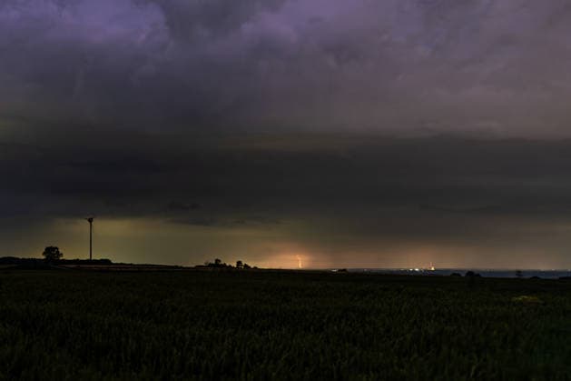 Gewitter am Morgen des 21.06.2026 in NRW Während sich das Gewitter am Morgen des 21.06.2026 über Ense näherte, waren zunächst nur vereinzelte Blitze am Horizont zu beobachten. Mit zunehmender Intensität entwickelte sich die Gewitterzelle zu einem nahezu ununterbrochenen Blitzfeuerwerk, bei dem die Wolken im Sekundentakt von zahlreichen Entladungen erhellt wurden. *** Thunderstorm on the morning of June 21, 2026, in North Rhine-Westphalia As the thunderstorm approached Ense on the morning of June 21, 2026, only isolated flashes of lightning were initially visible on the horizon. As the intensity increased, the thunderstorm cell developed into an almost continuous display of lightning, with the clouds illuminated every second by numerous Copyright: xx xChantalxAndersx