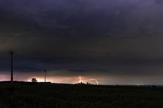 Gewitter am Morgen des 21.06.2026 in NRW Während sich das Gewitter am Morgen des 21.06.2026 über Ense näherte, waren zunächst nur vereinzelte Blitze am Horizont zu beobachten. Mit zunehmender Intensität entwickelte sich die Gewitterzelle zu einem nahezu ununterbrochenen Blitzfeuerwerk, bei dem die Wolken im Sekundentakt von zahlreichen Entladungen erhellt wurden. *** Thunderstorm on the morning of June 21, 2026, in North Rhine-Westphalia As the thunderstorm approached Ense on the morning of June 21, 2026, only isolated flashes of lightning were initially visible on the horizon. As the intensity increased, the thunderstorm cell developed into an almost continuous display of lightning, with the clouds illuminated every second by numerous Copyright: xx xChantalxAndersx