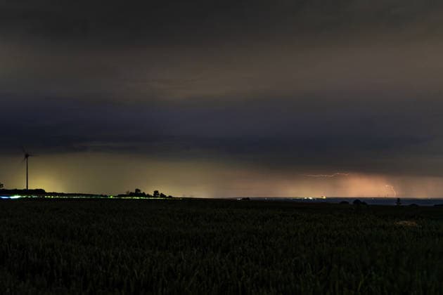 Gewitter am Morgen des 21.06.2026 in NRW Während sich das Gewitter am Morgen des 21.06.2026 über Ense näherte, waren zunächst nur vereinzelte Blitze am Horizont zu beobachten. Mit zunehmender Intensität entwickelte sich die Gewitterzelle zu einem nahezu ununterbrochenen Blitzfeuerwerk, bei dem die Wolken im Sekundentakt von zahlreichen Entladungen erhellt wurden. *** Thunderstorm on the morning of June 21, 2026, in North Rhine-Westphalia As the thunderstorm approached Ense on the morning of June 21, 2026, only isolated flashes of lightning were initially visible on the horizon. As the intensity increased, the thunderstorm cell developed into an almost continuous display of lightning, with the clouds illuminated every second by numerous Copyright: xx xChantalxAndersx
